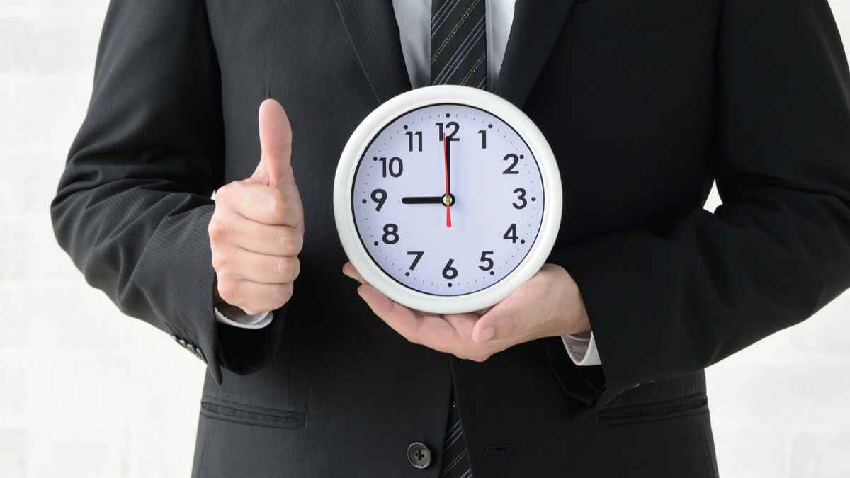 Trabajador con un reloj en la mano para ilustrar el límite legal de horas extra al año