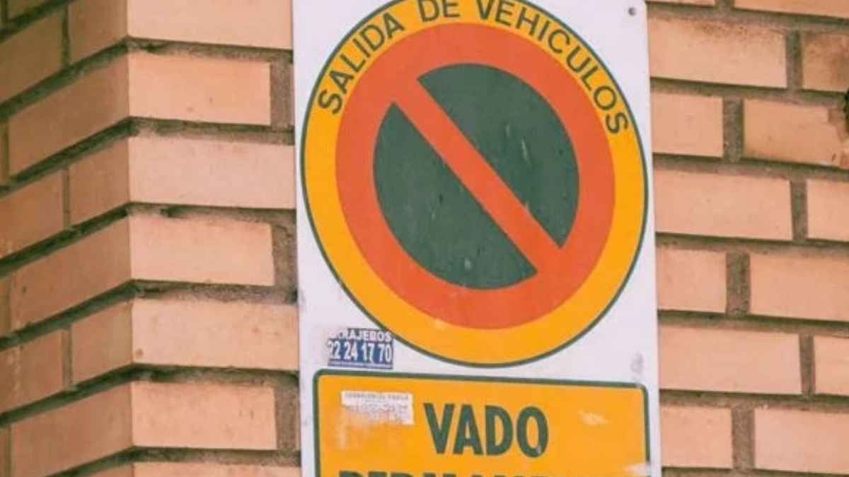 Señal de vado permanente en la entrada de un garaje donde está prohibido aparcar
