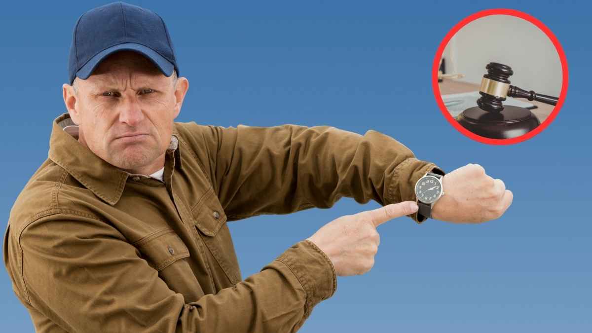 Trabajador señalando su reloj por llegar tarde al trabajo con un mazo judicial al fondo