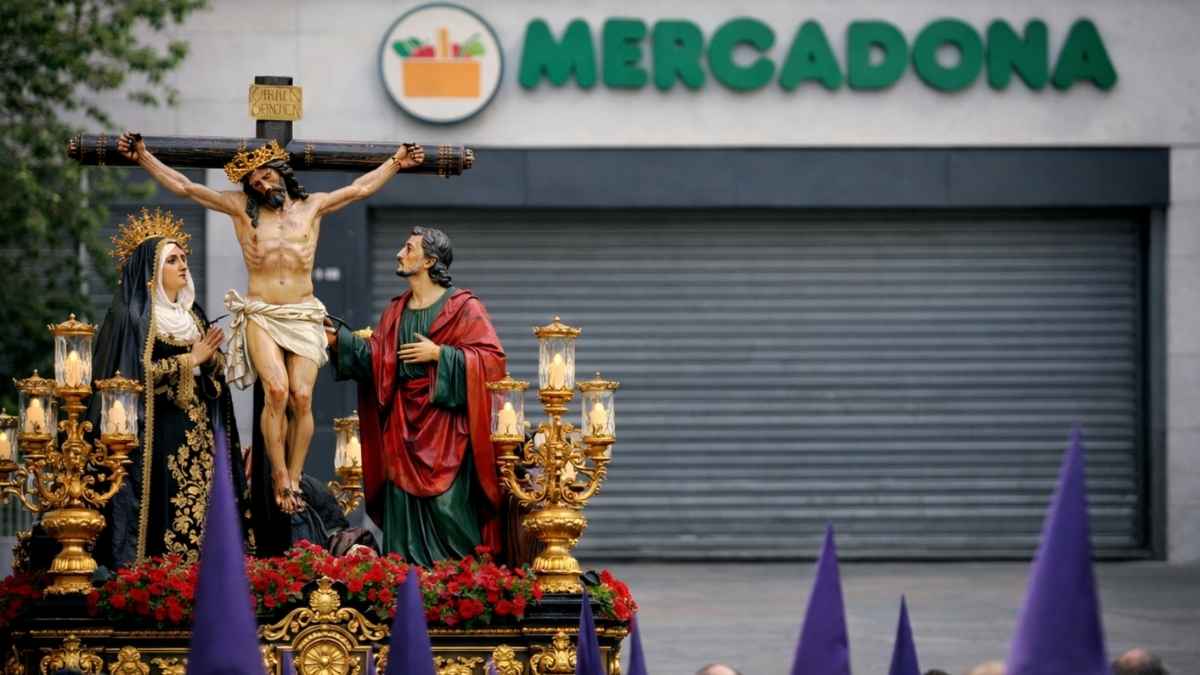 Procesión de Semana Santa con un paso religioso frente a un Mercadona en 2026