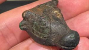 Una caminata por la sierra acaba con el hallazgo de una miniatura de bronce de un buey realizada de antes de Cristo