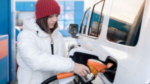 No hay multa si repostas tú mismo en una gasolinera con empleados: esto es lo único que te exige el artículo 115 durante el repostaje