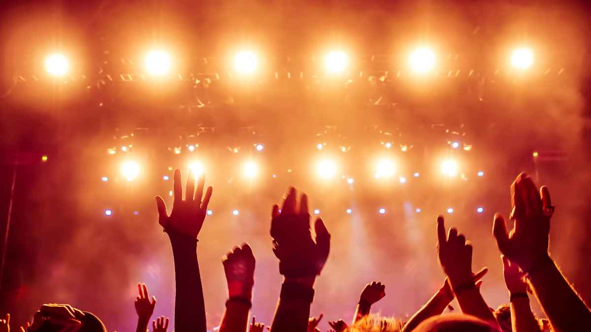 Concierto en la Comunitat Valenciana con público levantando las manos por la deducción de hasta 150 euros en la Renta