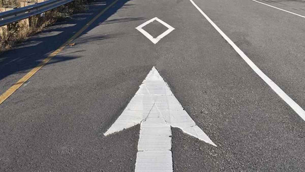 rombo blanco pintado en la calzada de un carril VAO en un acceso por autovía