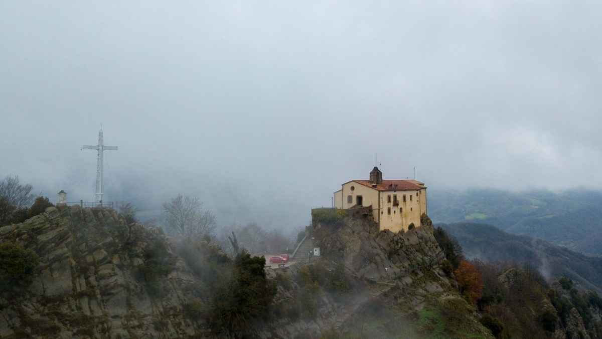 Santuari de Bellmunt en la cima de la sierra rodeado de niebla, ubicado en Osona, Barcelona