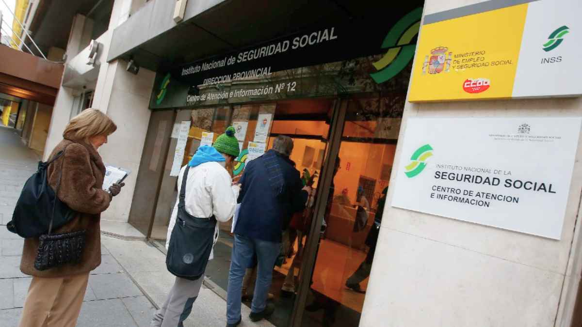 Varias personas entran en una oficina del Instituto Nacional de la Seguridad Social
