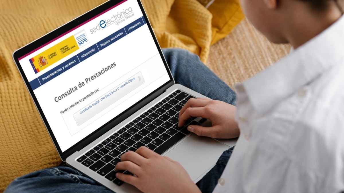 Persona consultando las prestaciones por desempleo en la sede electrónica del SEPE desde su ordenador portátil