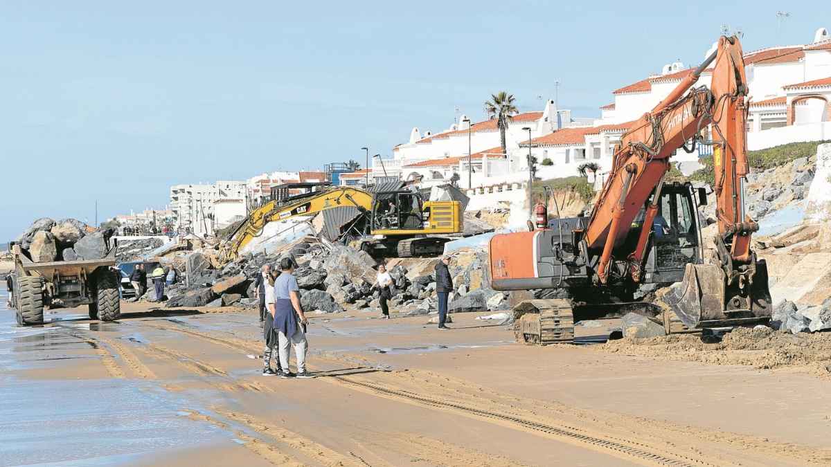 Maquinaria trabajando en la regeneración de una playa de Huelva o Cádiz tras la pérdida de arena por los temporales
