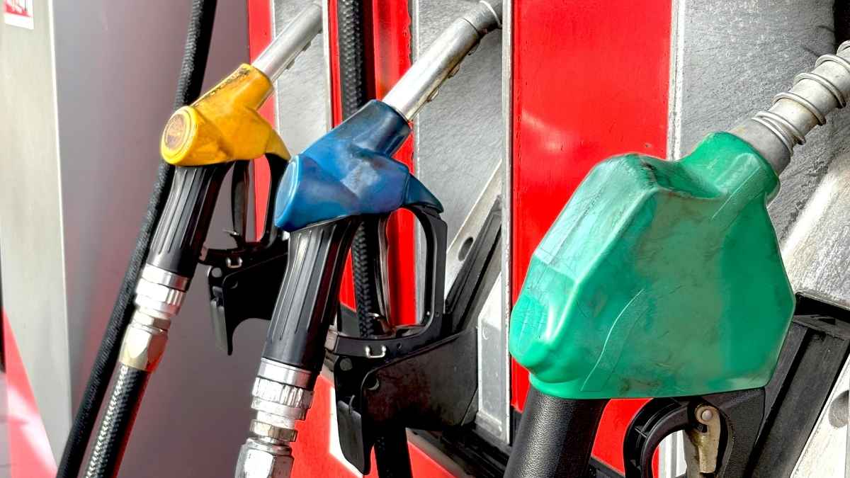 Boquereles de gasolina y diésel en una gasolinera por la subida del precio del carburante