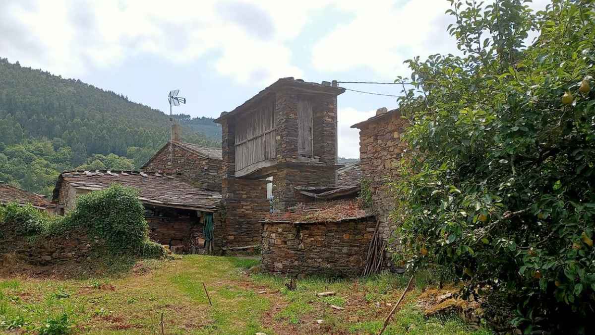 Vista de Vides, el pueblo de Lugo con 17 casas que se vende por 1,6 millones de euros