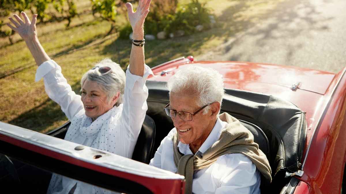 Pareja de jubilados disfrutando en un coche descapotable, imagen sobre jubilación anticipada y pensiones en España.