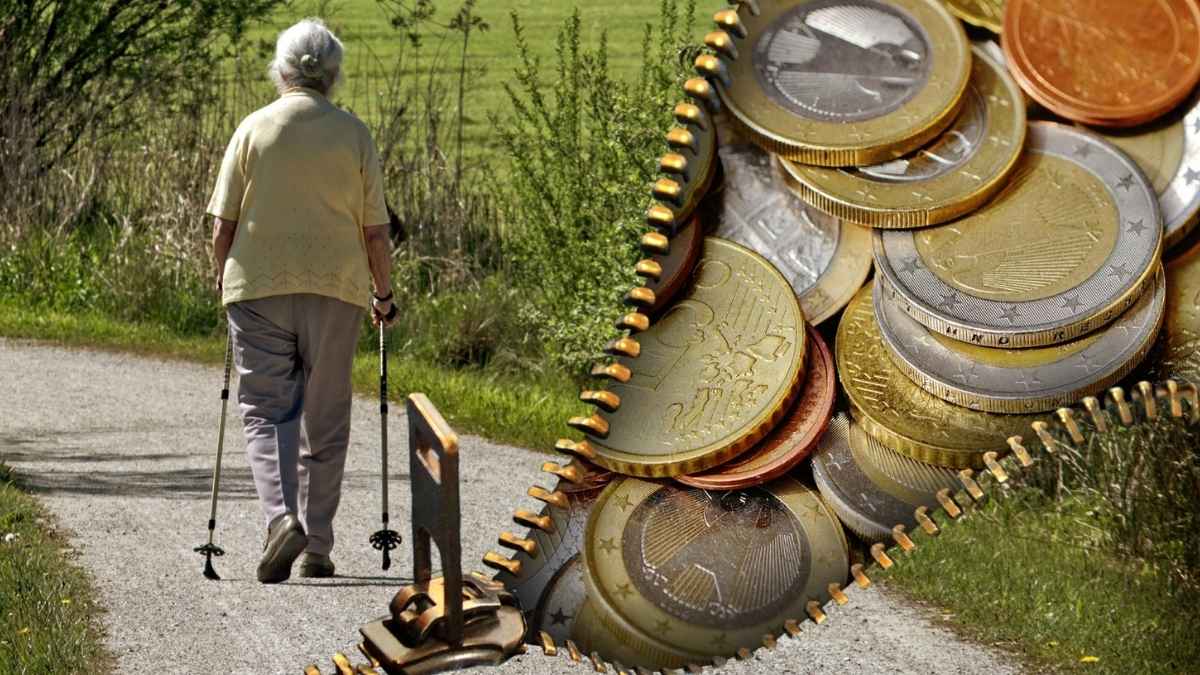 Persona mayor caminando por un sendero con bastón mientras una imagen de monedas aparece a su lado, representando la pensión de jubilación