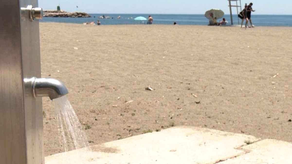 Ducha de playa en la Axarquía por el fin de las restricciones de uso de agua potable