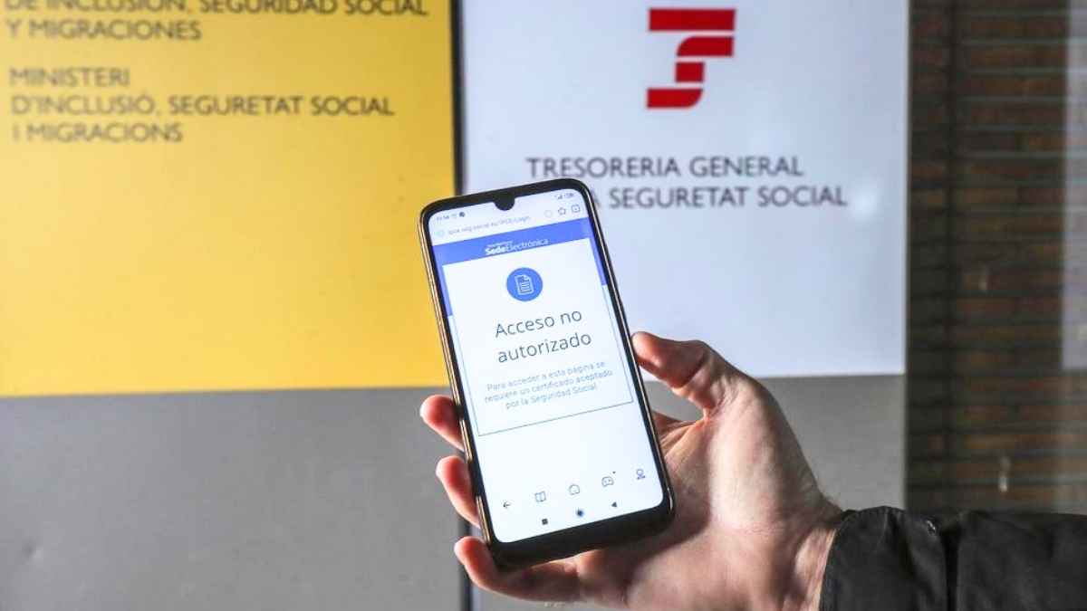 Persona usando el móvil para acceder a la Seguridad Social y solicitar la jubilación online