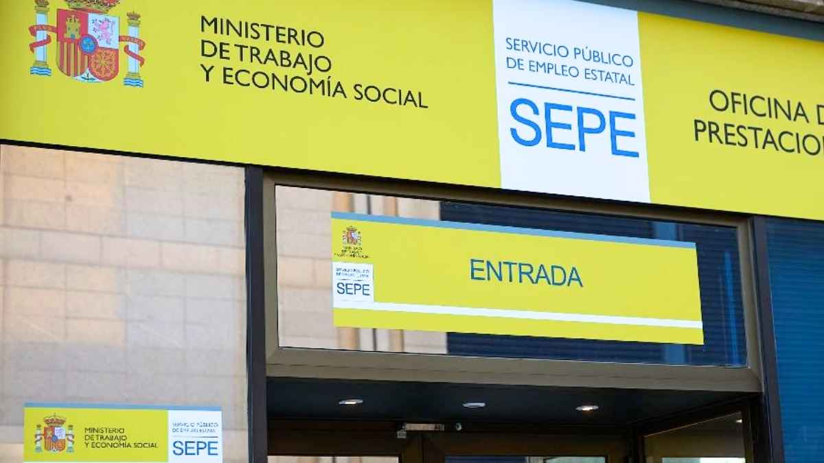 Entrada de una oficina del SEPE con el cartel del Servicio Público de Empleo Estatal