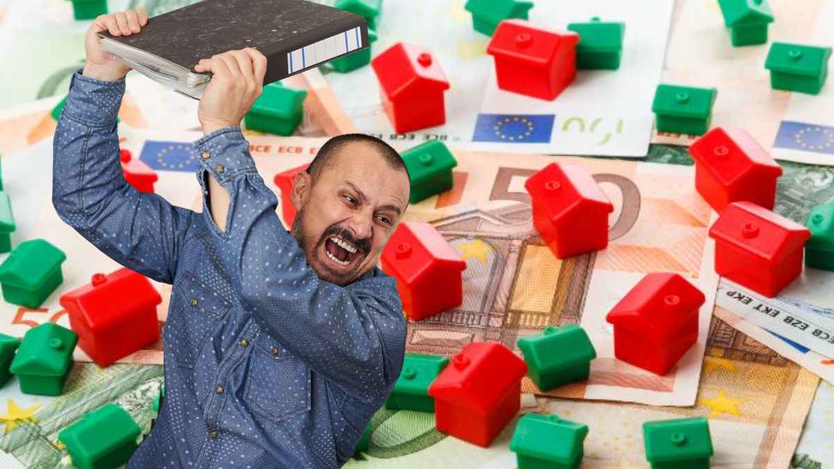 Hombre preocupado con una carpeta sobre billetes y casas en miniatura por las dificultades para conseguir una hipoteca