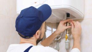 7 fontaneros denuncian a su empresa por no pagarles durante cuatro meses y terminan despedidos el mismo día