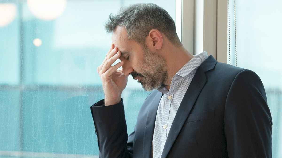 Hombre preocupado por olvidar apuntarse al paro y perder el subsidio por desempleo