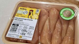 El súper que paga 50 céntimos por reciclar bandejas de carne se expande tras su éxito en fase piloto