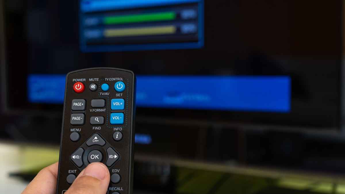 Mando a distancia frente a un televisor durante el cambio de canales de la TDT en el País Vasco
