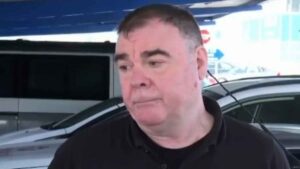 Un conductor pone a prueba a Elma Saiz en la gasolinera e ironiza con el “no a la guerra” para pagar: le responden que tiene que abonar “con dinero”