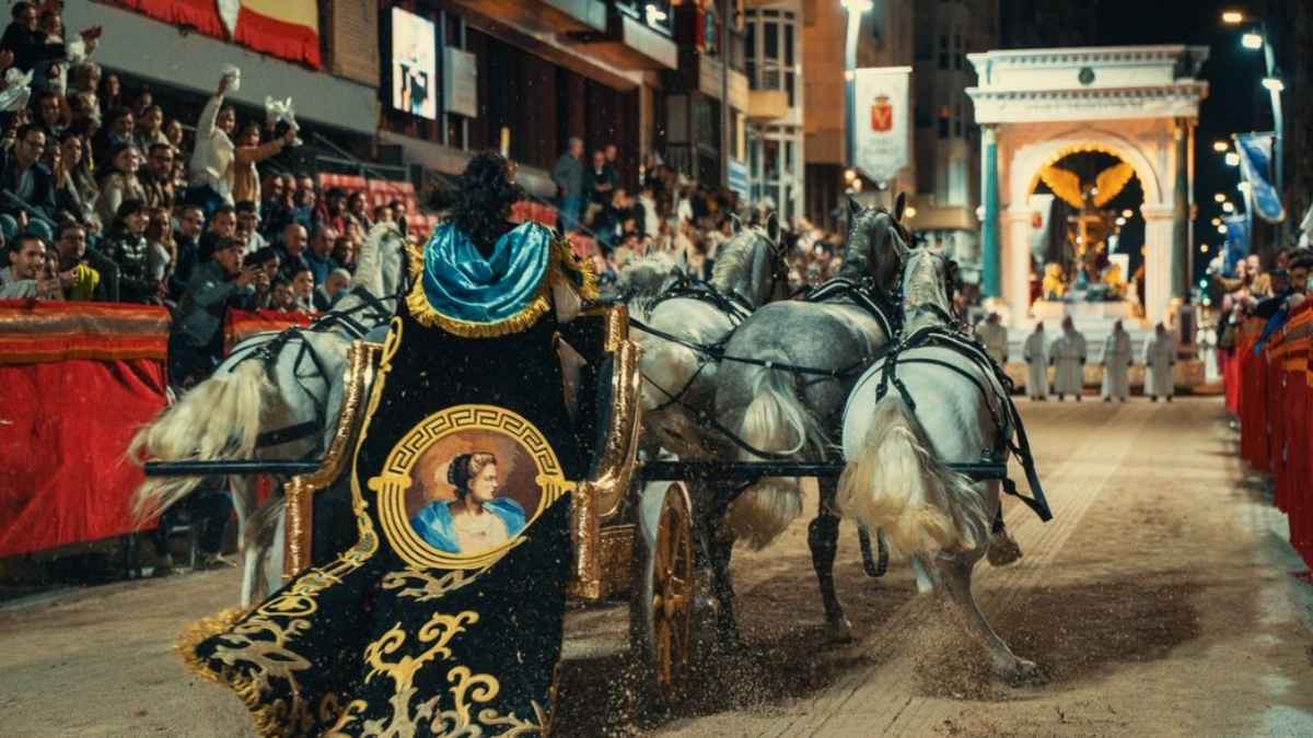 Desfile Bíblico Pasional de la Semana Santa de Lorca con caballos tirando de una cuadriga ante el público