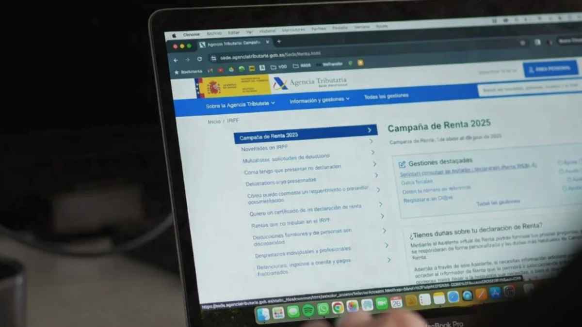 Pantalla de portátil con la web de la Agencia Tributaria durante la campaña de la Declaración de la Renta 2025