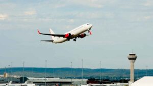 Será imprescindible tener el visto bueno del Gobierno: las aerolíneas podrán prohibir el embarque para ir al Reino Unido