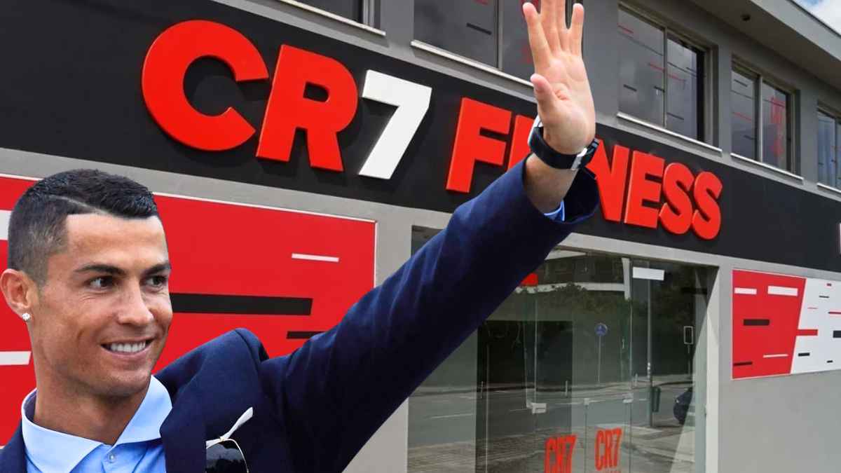 Hombre saludando frente a un centro de CR7 Fitness by Crunch en España tras su venta al grupo de UFC Gym