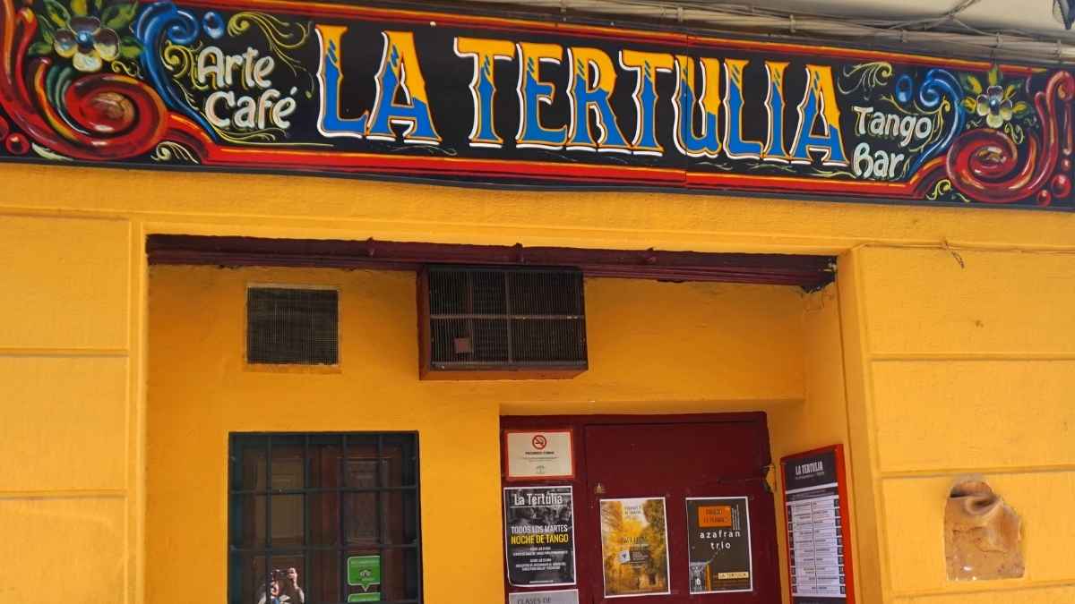 Fachada de La Tertulia, el pub de Granada que cerrará tras más de 45 años abierto