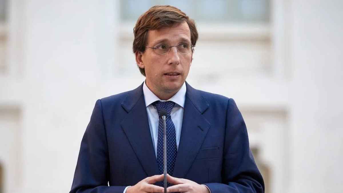 Almeida hablando en público durante una comparecencia oficial de las tasasa de basura