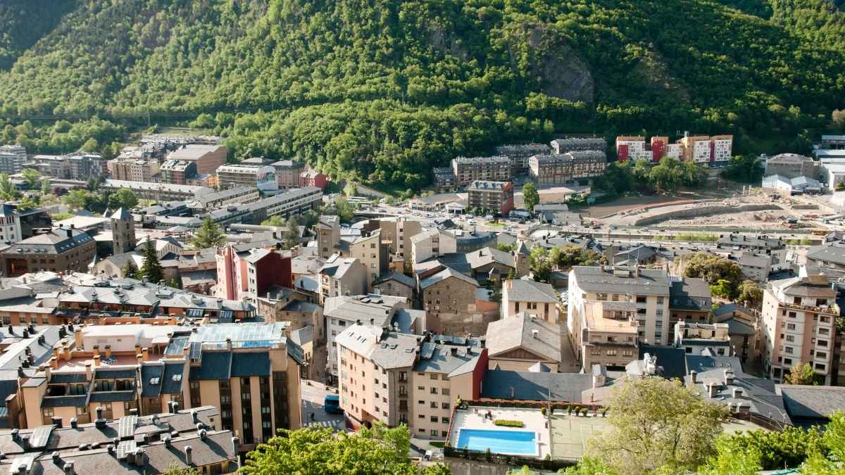 Vista panorámica de una zona urbana de Andorra rodeada de montañas tras el endurecimiento de la residencia por inversión