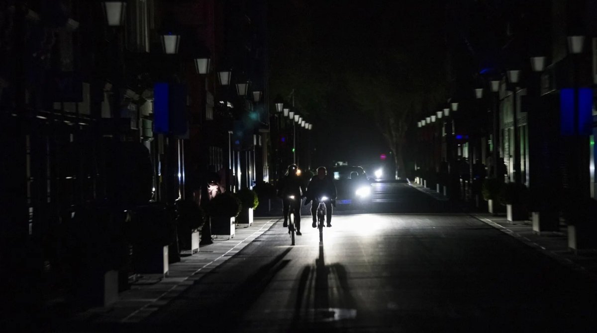 apagón en España con calle a oscuras y personas circulando sin luz