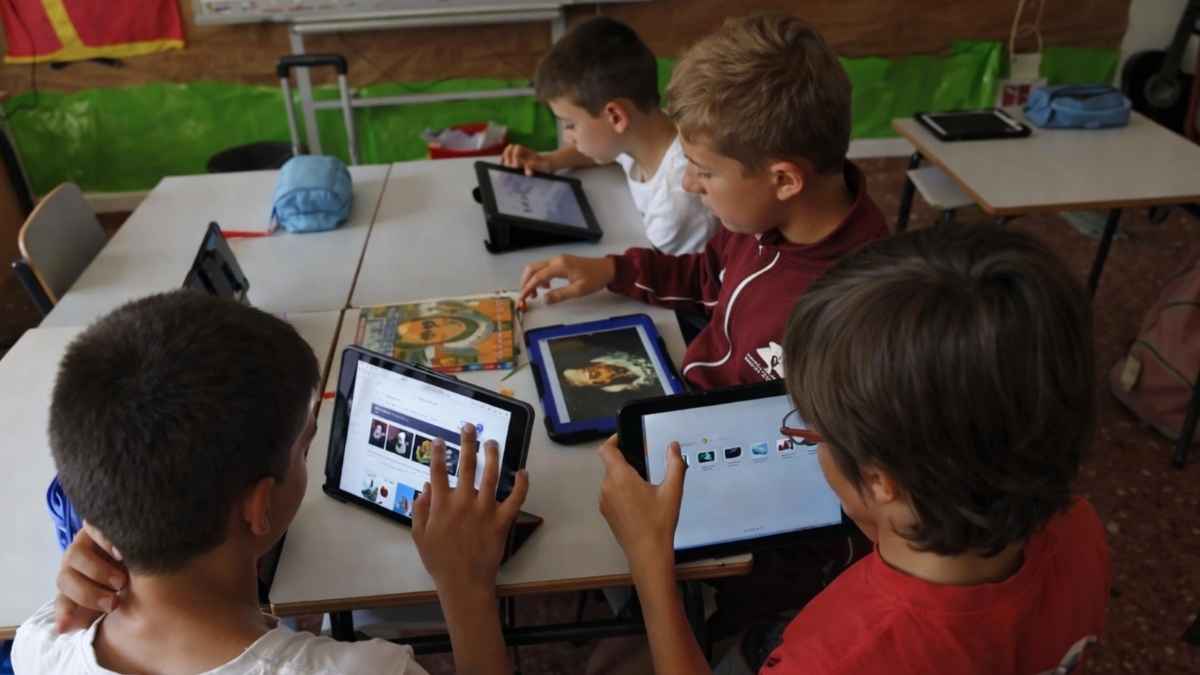 Alumnos de Primaria y ESO usando dispositivos digitales en un aula escolar de Felanitx