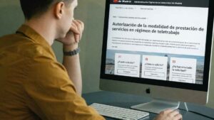 Pocos lo saben, pero teletrabajar al menos un 75% de la jornada puede abrir la puerta a una ayuda de 2.500 euros en Madrid