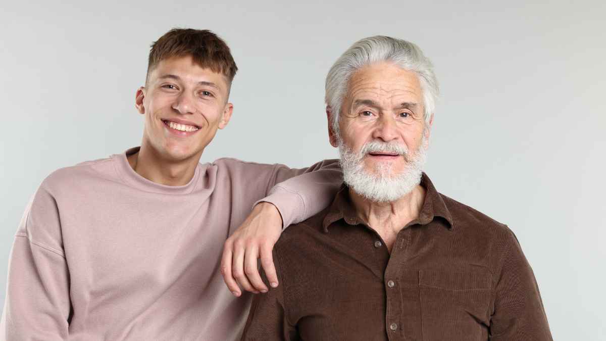 Padre pensionista junto a su hijo en una imagen sobre la ayuda de la Seguridad Social