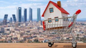 El Banco de España confirma un nuevo golpe para quienes buscan vivienda con hipotecas: comprar exigirá un mayor esfuerzo