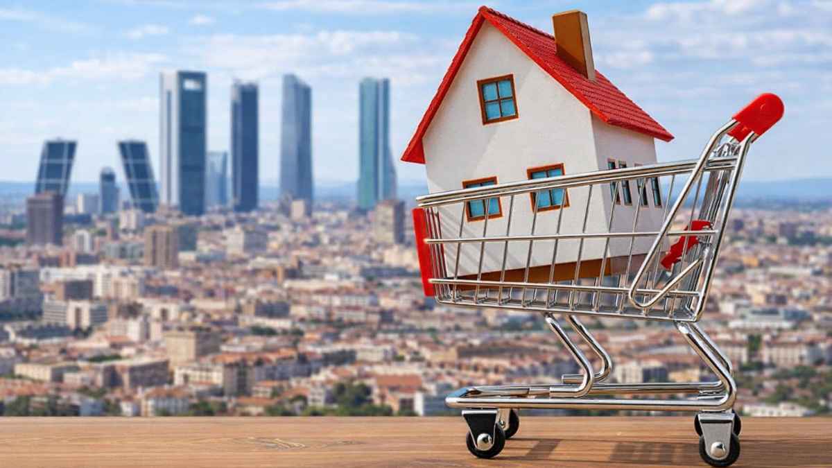Casa en miniatura dentro de un carrito de compra con el skyline de Madrid al fondo