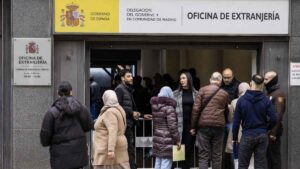 El BOE aclara que los antecedentes policiales no bastan por sí solos para denegar la regularización de inmigrantes