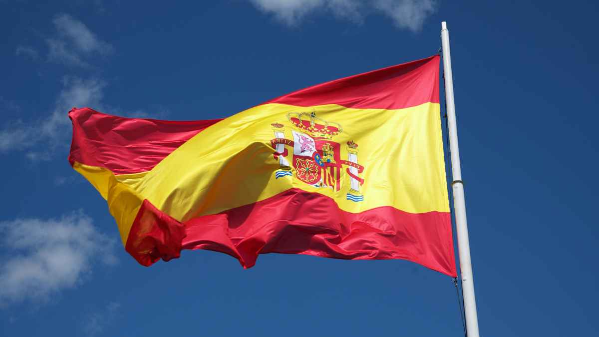 Bandera de España ondeando por el festivo nacional de 2026 que permitirá un puente de 3 días