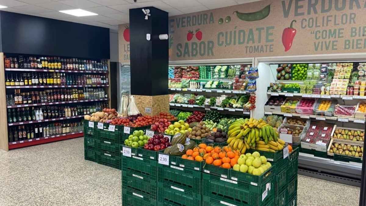 Interior de un supermercado de proximidad con sección de fruta y verdura fresca