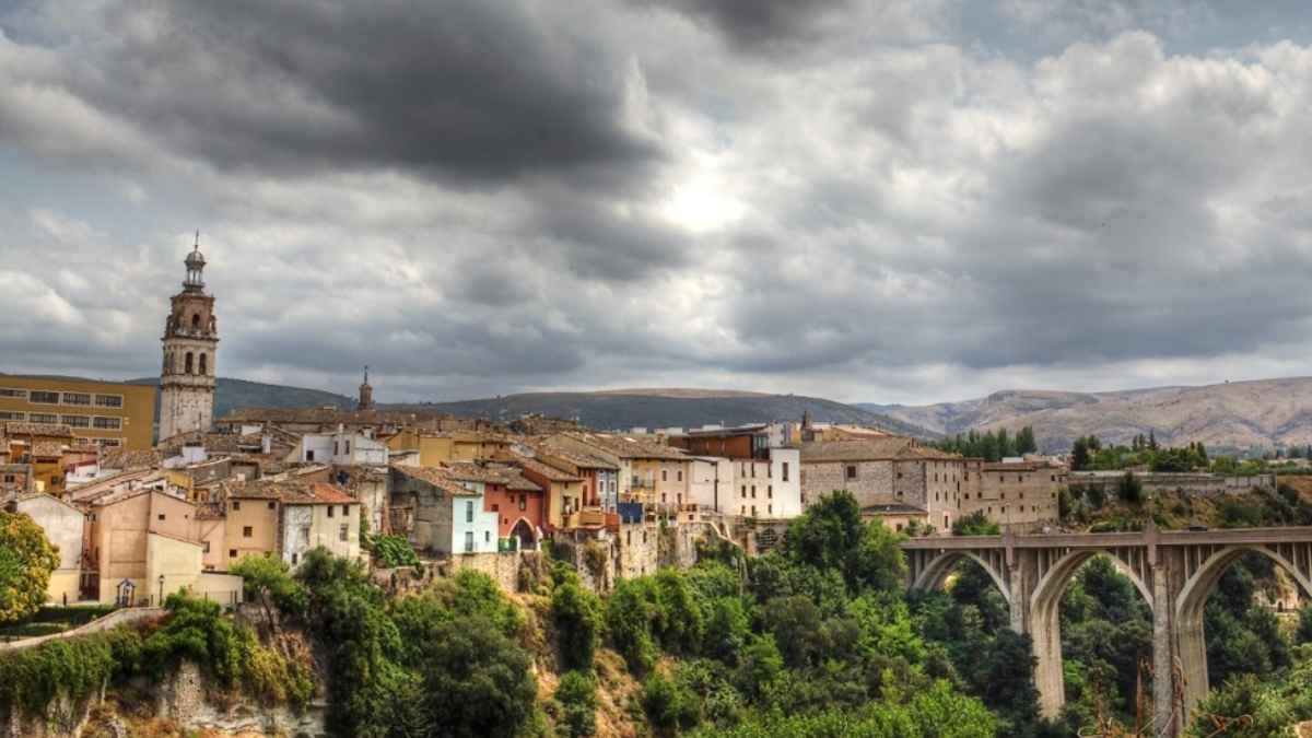 Vista panorámica de Ontinyent, Valencia, localidad donde CaixaBank vende un piso por 9.550 euros