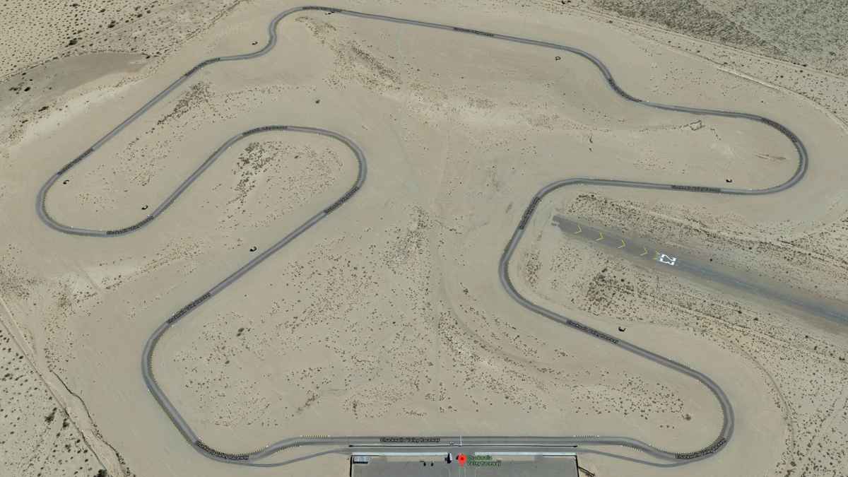 Vista aérea del circuito privado Chukwalla Valley Raceway en el desierto de California, con trazado de 4,3 kilómetros