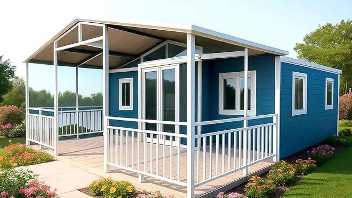 Casa prefabricada azul con porche cubierto y barandilla blanca, modelo de vivienda modular vendido en Amazon por 19.500 euros