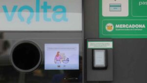 Los clientes de Mercadona ya cobran por reciclar latas y botellas, aunque no es en España