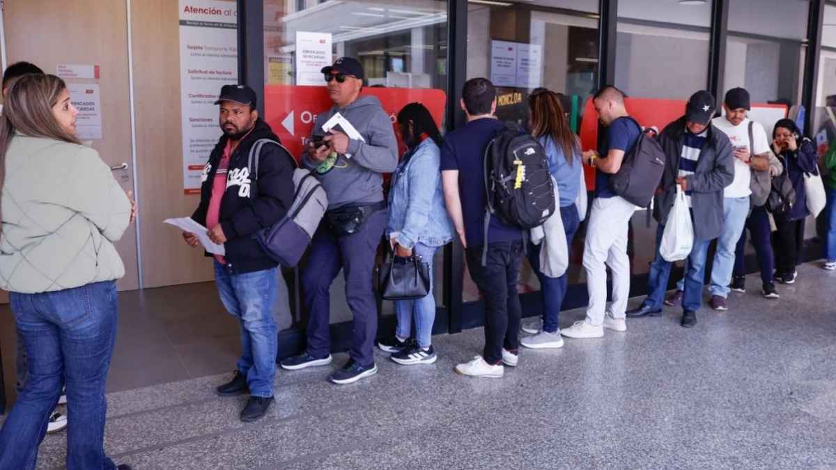 Cola de personas en la oficina de Transportes de Madrid para solicitar certificados relacionados con la regularización de migrantes