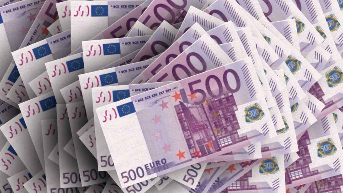 Billetes de 500 euros apilados para ilustrar una información sobre la prestación por desempleo del SEPE