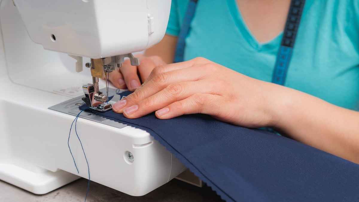 Costurera trabajando con una máquina de coser en una noticia sobre incapacidad permanente total