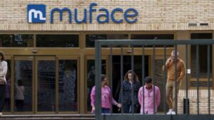 La crisis de Muface empuja a más de 3.000 funcionarios a cambiar la sanidad privada por la pública