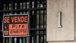 Una desempleada vende su piso mientras estaba cobrando el paro y no avisó al SEPE: ahora deberá devolver 7.072 euros